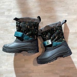 Waterproof snow boots toddler size 8. Only wore once. Excellent conditio…